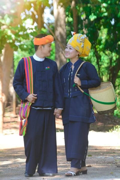 နှစ်ယောက်အတူဆို
ကြည်နူးစရာပါ??
.
.
.

ပအိုဝ်းတိုင်းရင်းသား အ...